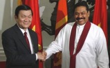 वियतनामी राष्ट्रपति त्रुओंग तान सांग के साथ श्री लंका के राष्ट्रपति महिंदा राजपक्षे