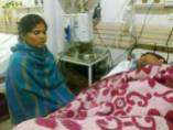 अस्पताल में भर्ती समीचन्द के साथ पत्नी सान्जा
